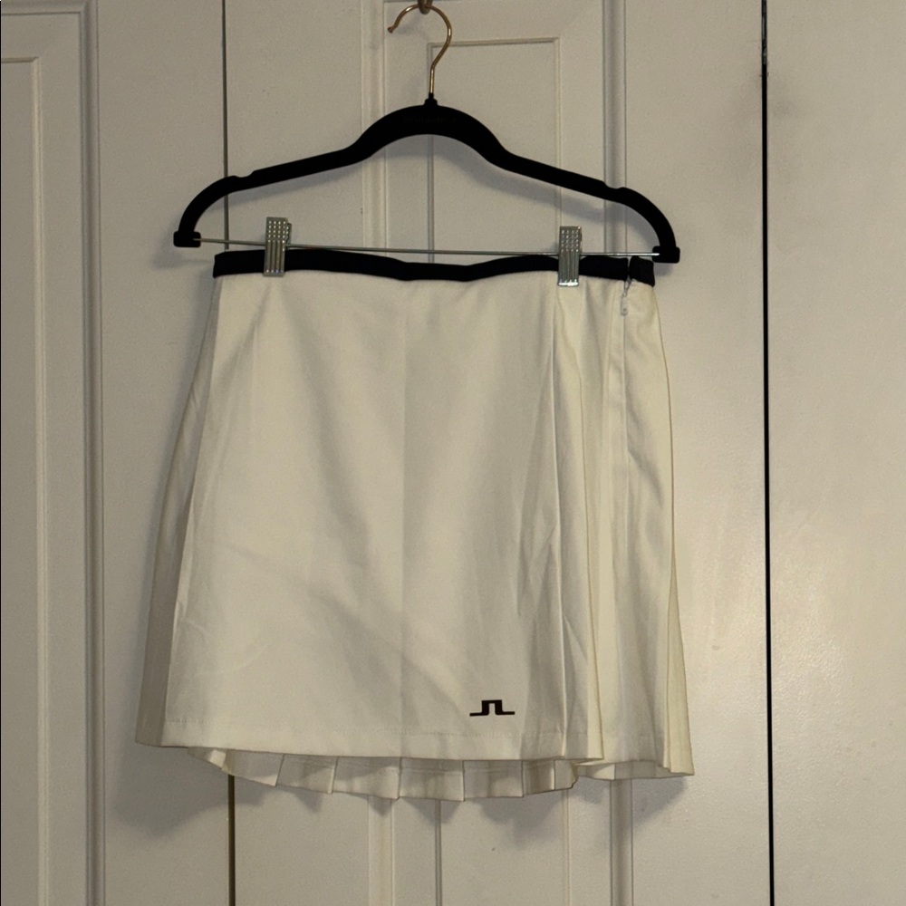 NWT: White Golf Pleated Skirt with inner lining shorts